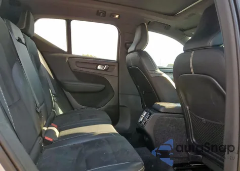 2019 Volvo Xc40 T5 Momentum z USA, uszkodzony, nr VIN YV4162XZXK2014687